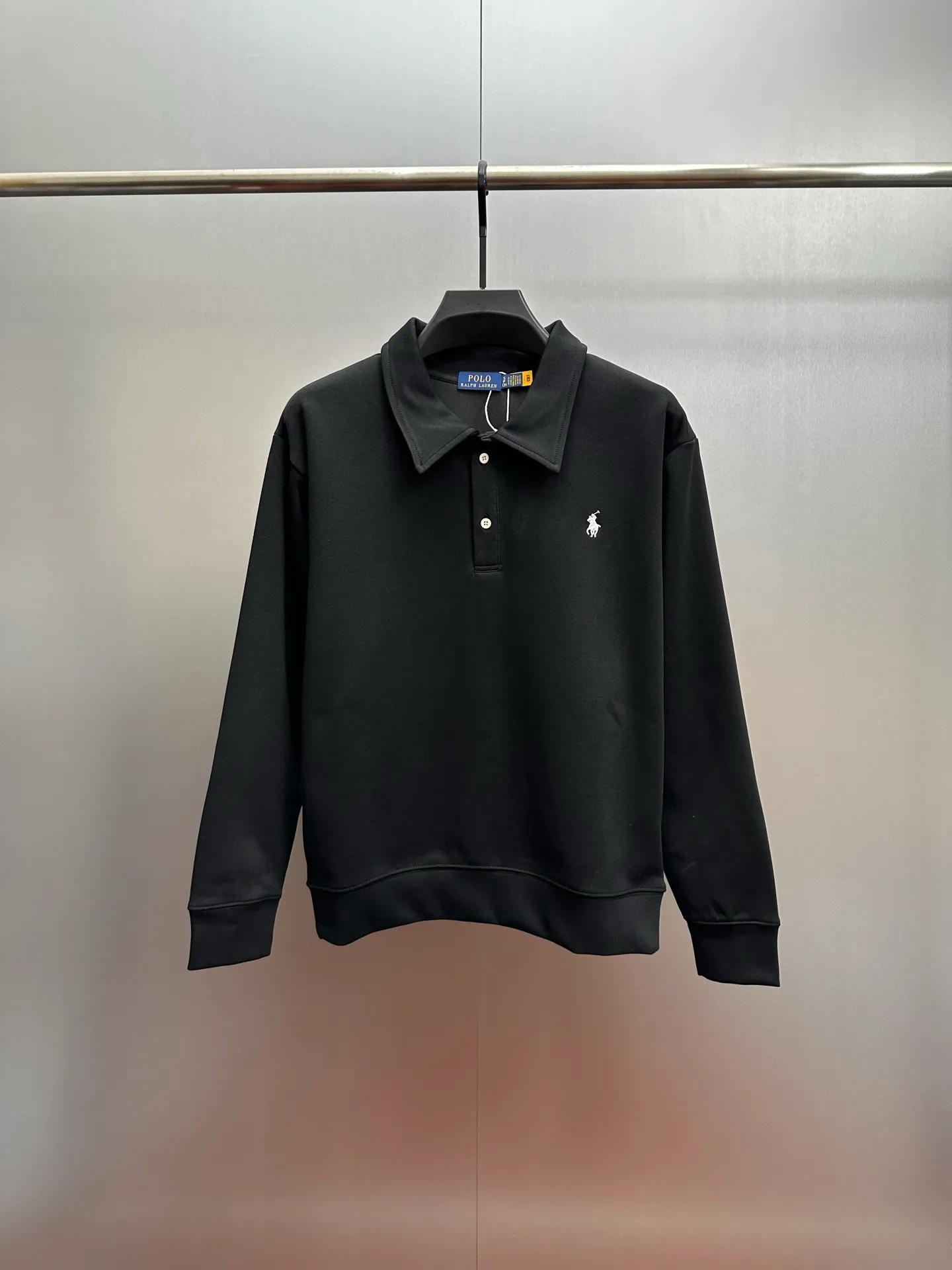 P260 Ralph Lauren/Ralph Lauren 2025 new lapel sweatshirt, classic pony logo embroidered Polo shirt, simple and versatile ~ super delicate and soft, close to the body without being tied. Perfectly reflects the brand's sense of superiority. The fabric is full of three-dimensionality, the loose fit is standard, comfortable to stretch, unrestricted in movement, and highly practical to wear. Classic and simple style, with pony embroidery pattern on the chest, imported machines, three-dimensional and full. Original Polo milk white buttons, taking into account warmth and cool lines. Whether worn alone or layered, you can create different styles of fashion with just one piece. The workmanship is exquisite and shipped from a major foreign trade factory. It is all done by master craftsmen with many years of experience. Everything is of high standards and requirements. All fabrics and accessories are original custom-made and of high quality. It perfectly embodies the brand's sense of superiority, is highly wearable, and is high-end and classy. Versatile and versatile!  Color: black, white, gray, brown, navy size: S M L XL